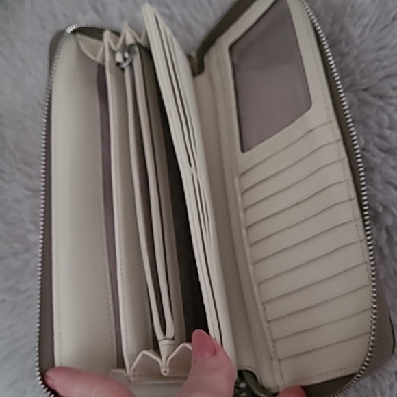 Michael Kors Leather Wallet ❤️ - Picture 5 of 10